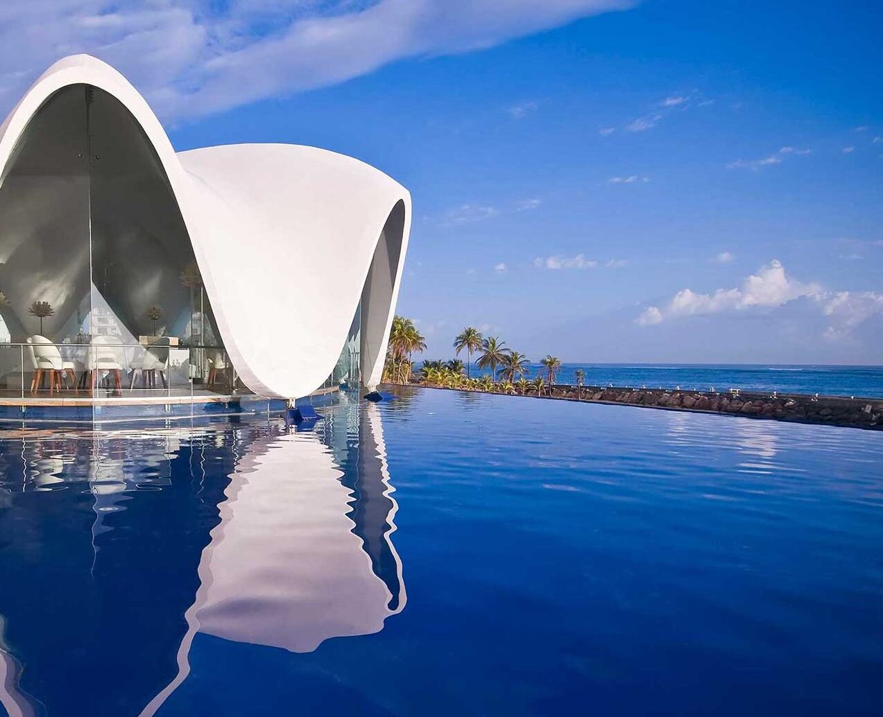 perla and pool view